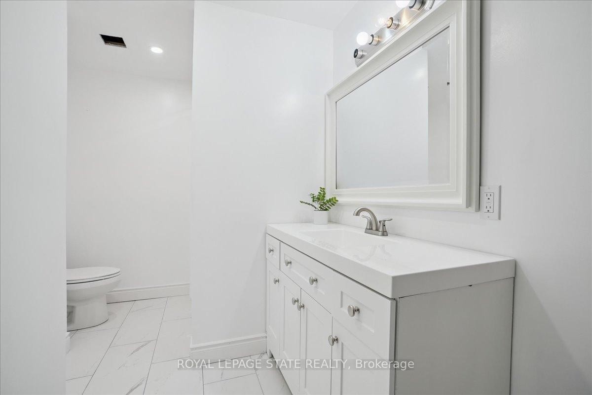 95 Hemlock Way, Grimsby, ON - Indoor Photo Showing Bathroom