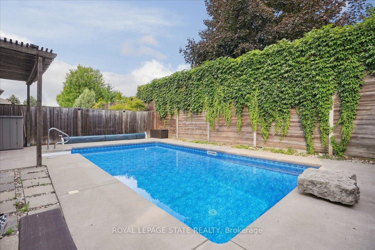 95 Hemlock Way, Grimsby, ON - Outdoor With In Ground Pool With Backyard