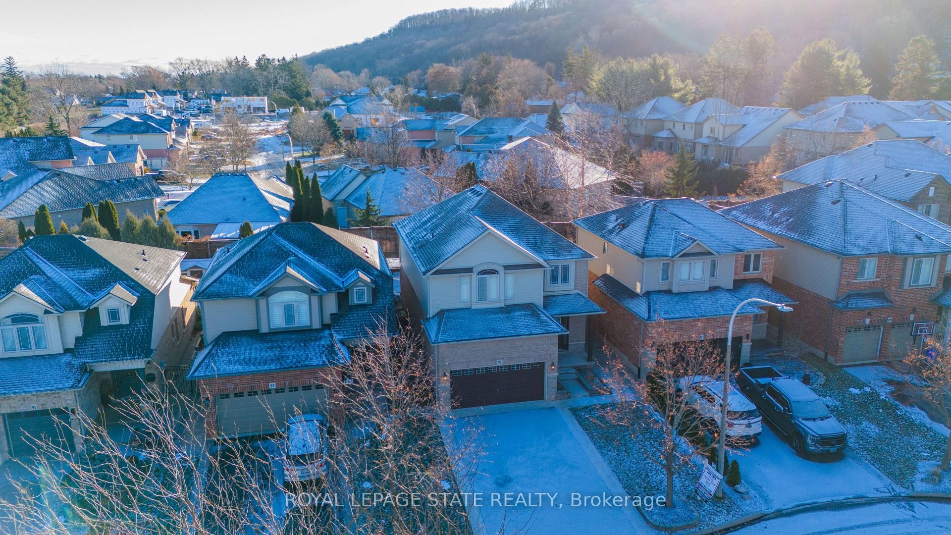 95 Hemlock Way, Grimsby, ON - Outdoor With Facade