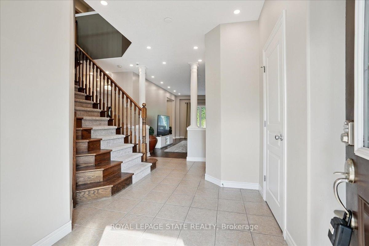 95 Hemlock Way, Grimsby, ON - Indoor Photo Showing Other Room