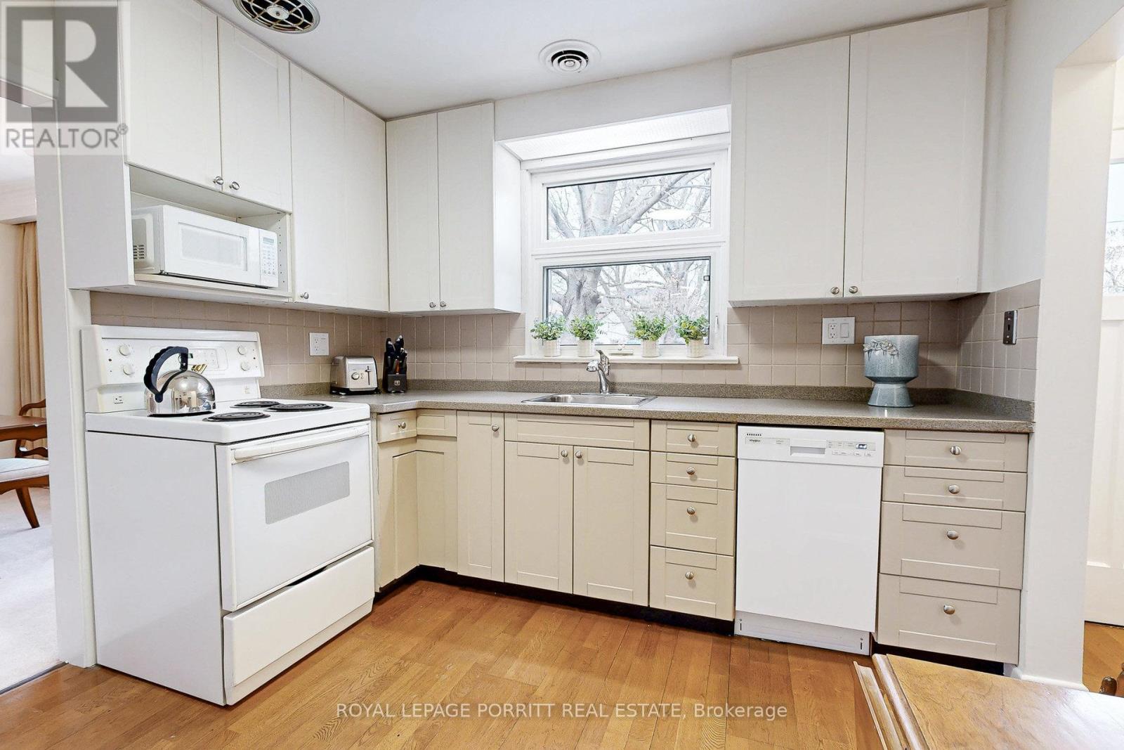 62 Fairfield Avenue, Toronto, ON - Indoor Photo Showing Kitchen