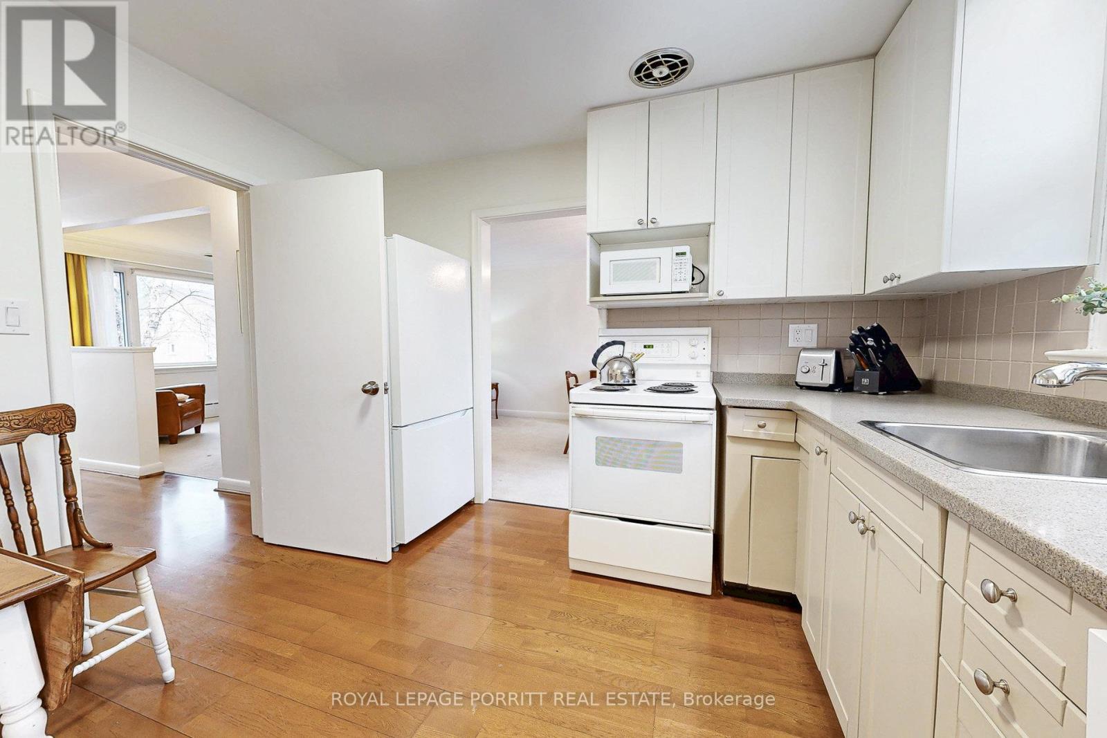 62 Fairfield Avenue, Toronto, ON - Indoor Photo Showing Kitchen