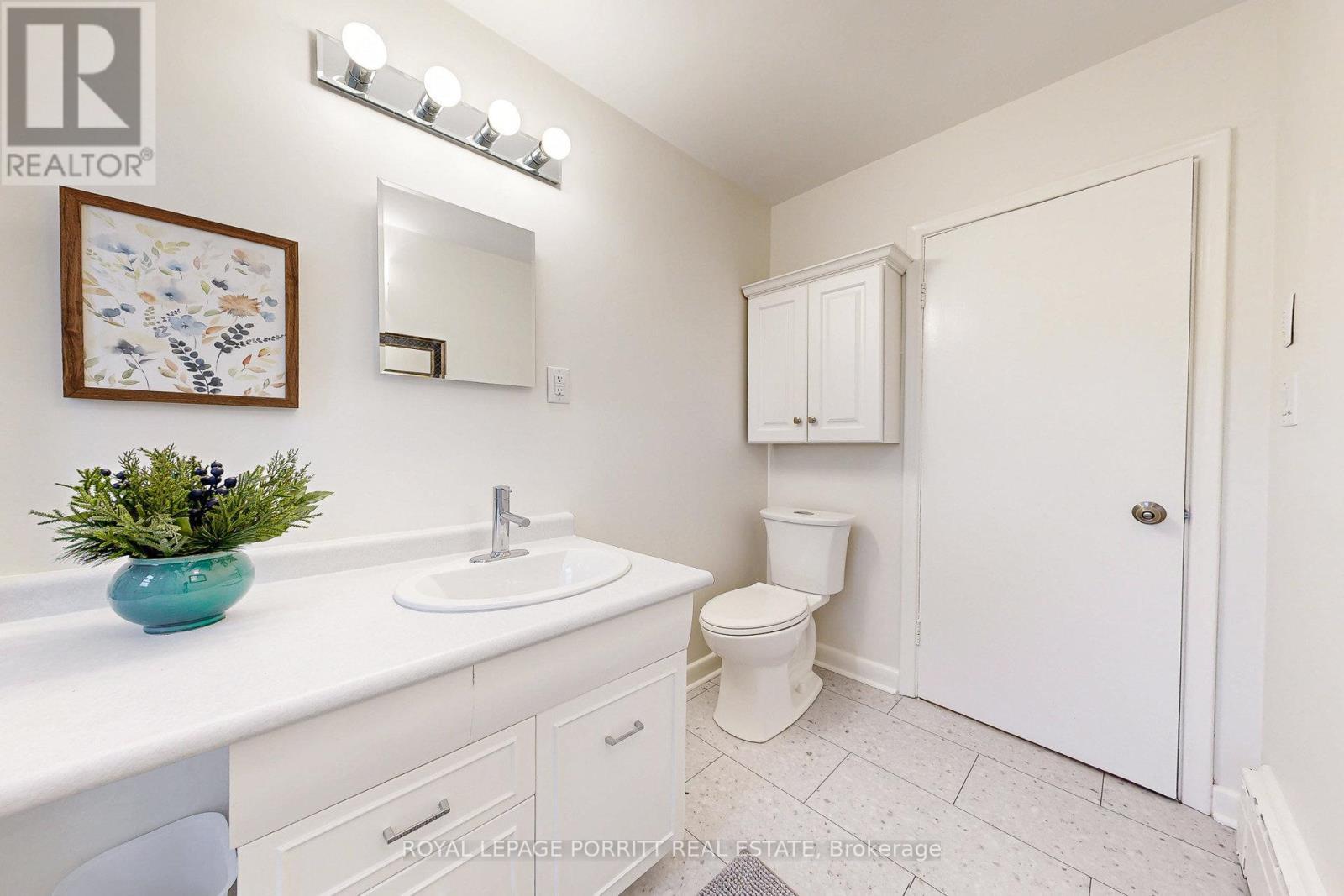 62 Fairfield Avenue, Toronto, ON - Indoor Photo Showing Bathroom