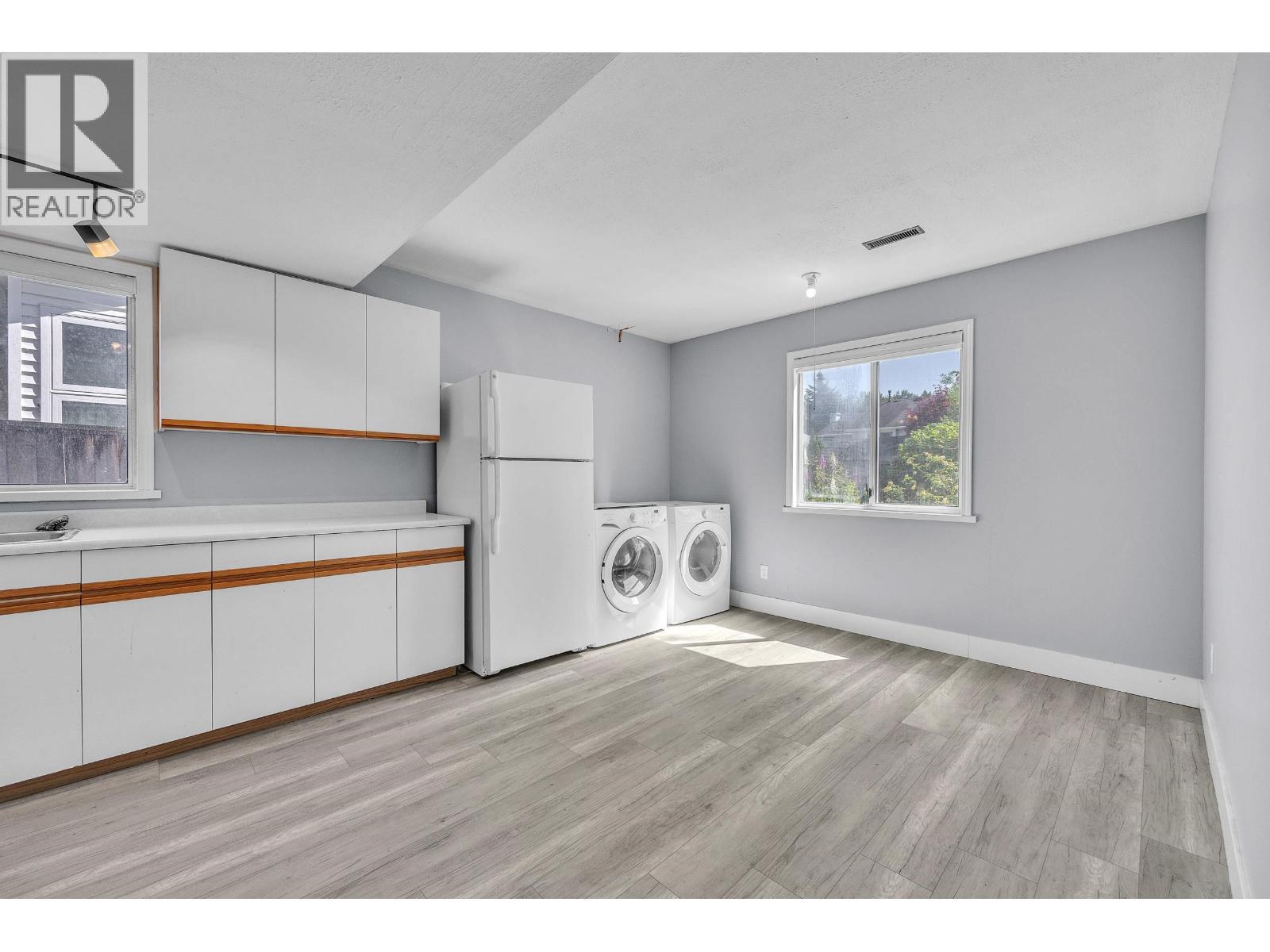 12326 Aurora Street, Maple Ridge, BC - Indoor Photo Showing Laundry Room