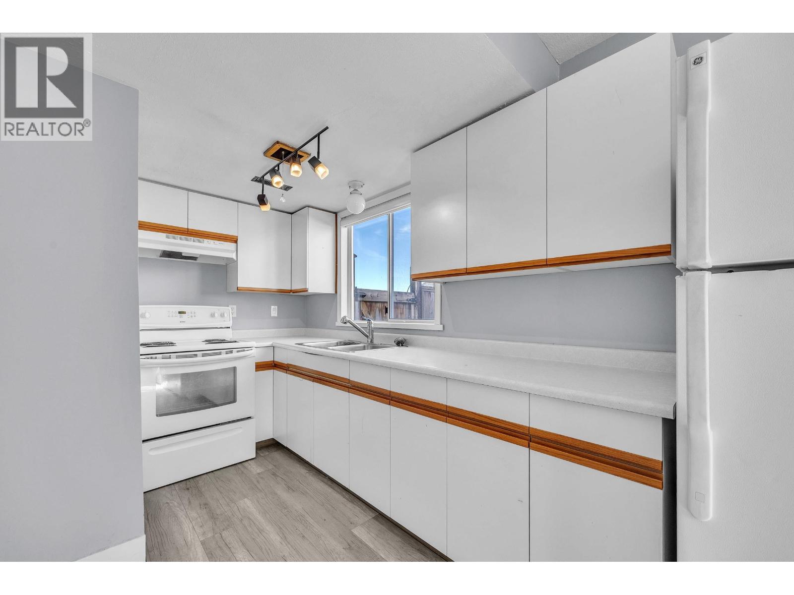 12326 Aurora Street, Maple Ridge, BC - Indoor Photo Showing Kitchen