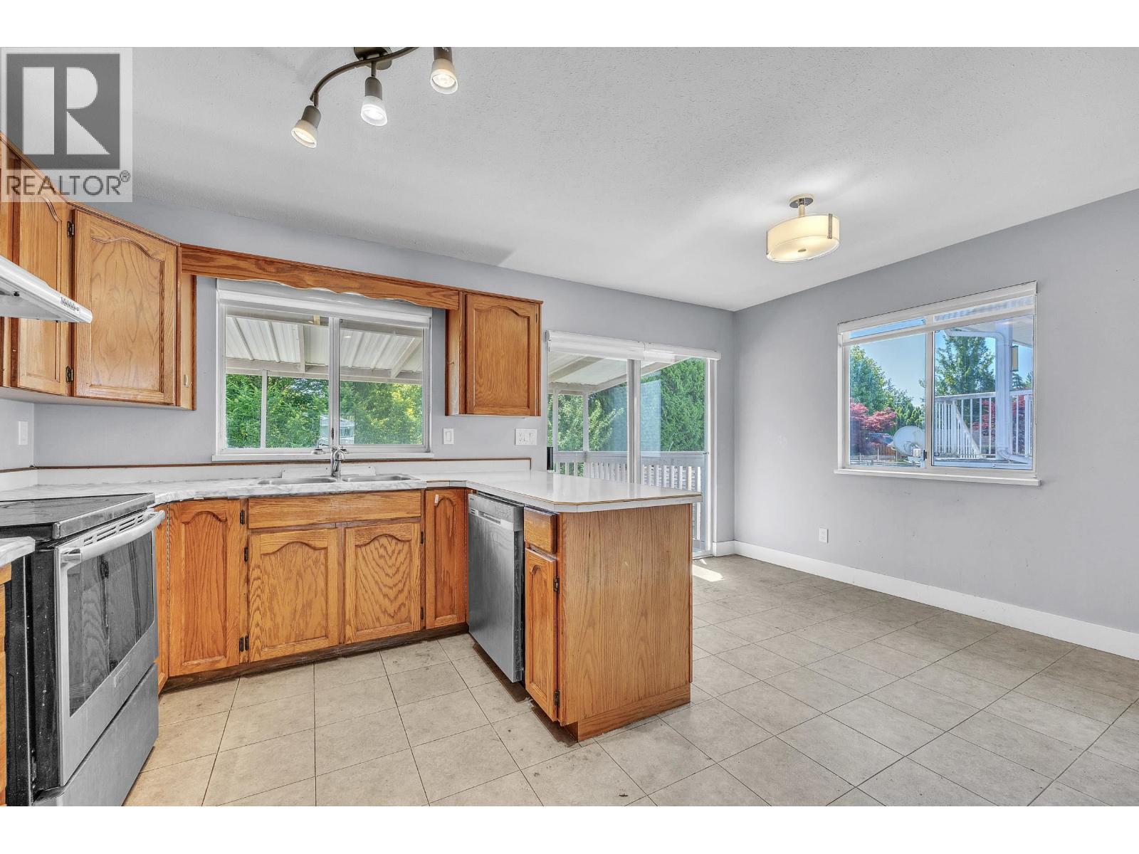 12326 Aurora Street, Maple Ridge, BC - Indoor Photo Showing Kitchen