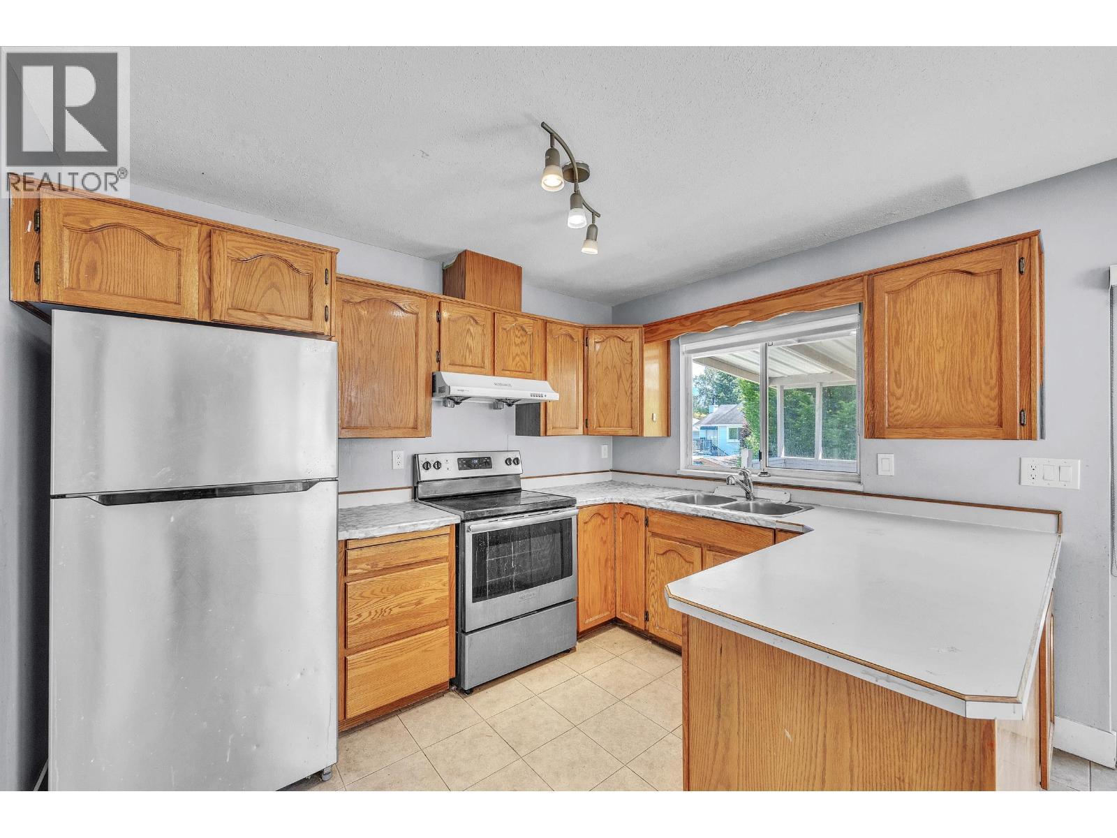 12326 Aurora Street, Maple Ridge, BC - Indoor Photo Showing Kitchen With Double Sink