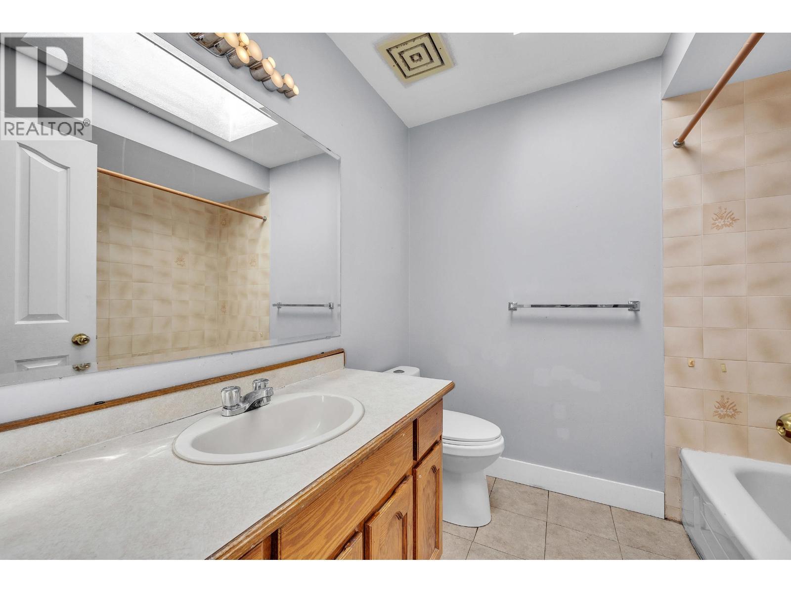 12326 Aurora Street, Maple Ridge, BC - Indoor Photo Showing Bathroom
