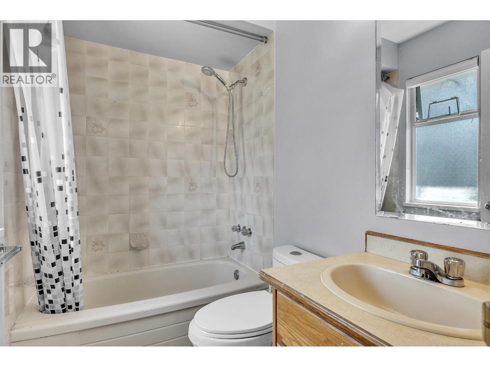 12326 Aurora Street, Maple Ridge, BC - Indoor Photo Showing Bathroom