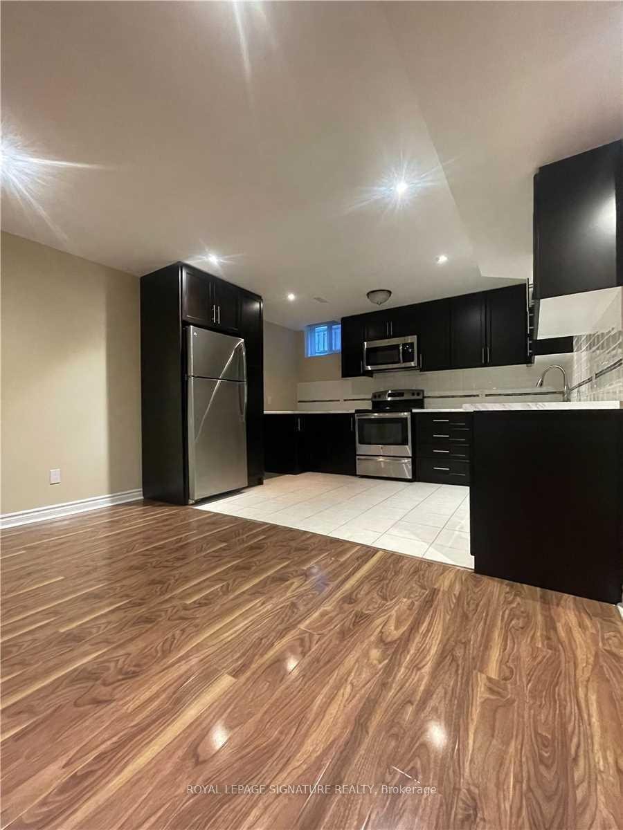 Bsmt-95 Valleycreek Drive, Brampton, ON - Indoor Photo Showing Kitchen