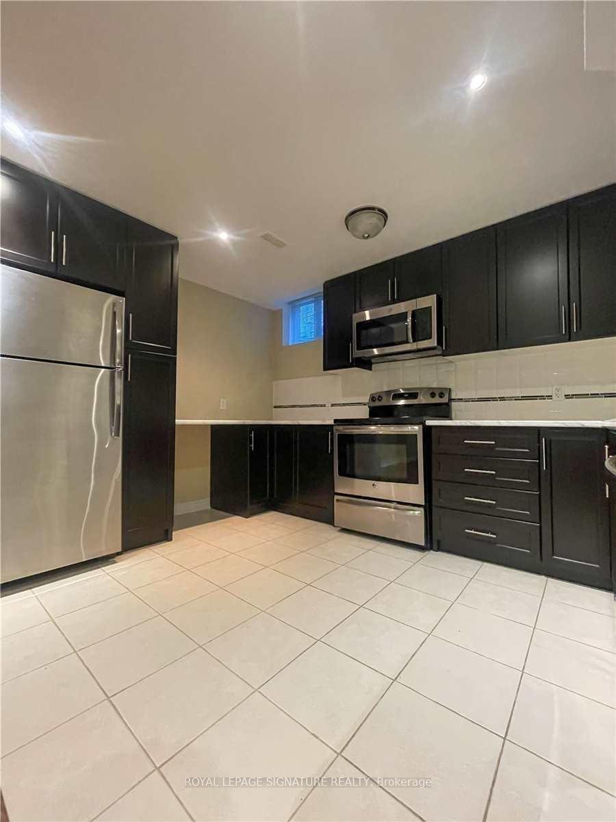 Bsmt-95 Valleycreek Drive, Brampton, ON - Indoor Photo Showing Kitchen