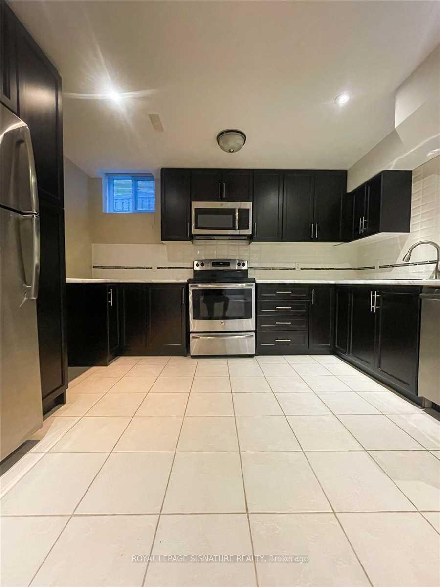 Bsmt-95 Valleycreek Drive, Brampton, ON - Indoor Photo Showing Kitchen