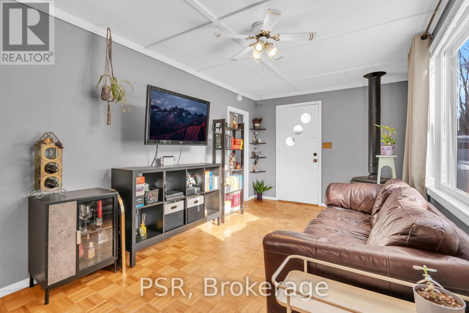58 De La Salle Boulevard, Georgina (Sutton & Jackson'S Point), ON - Indoor Photo Showing Living Room