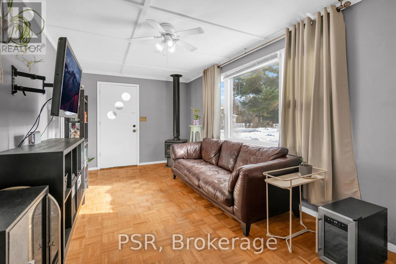 58 De La Salle Boulevard, Georgina (Sutton & Jackson'S Point), ON - Indoor Photo Showing Living Room