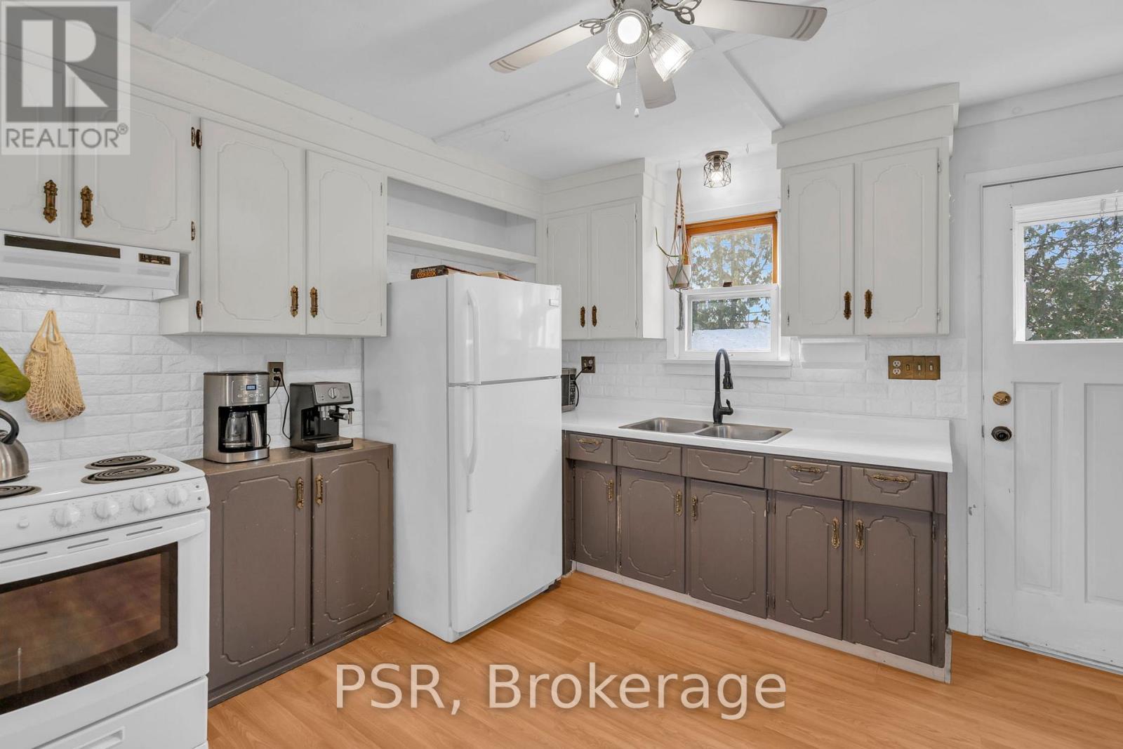 58 De La Salle Boulevard, Georgina (Sutton & Jackson'S Point), ON - Indoor Photo Showing Kitchen With Double Sink