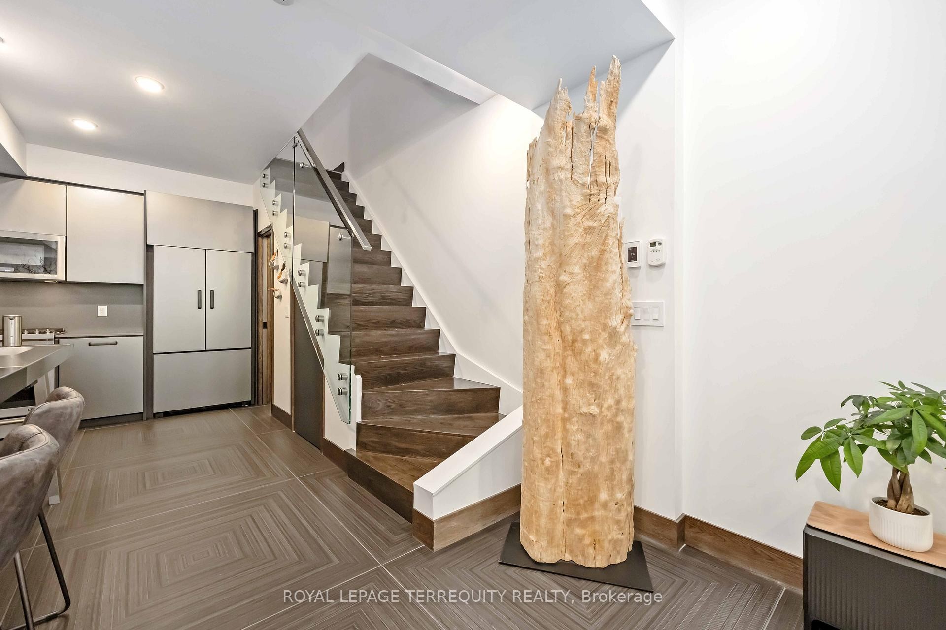 30-3 Elsie Lane, Toronto, ON - Indoor