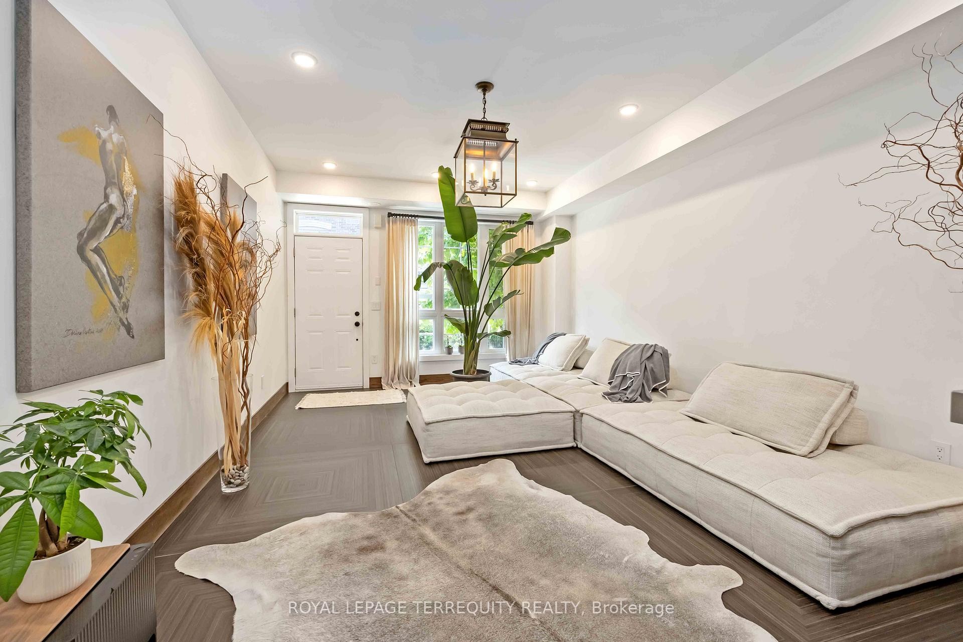 30-3 Elsie Lane, Toronto, ON - Indoor