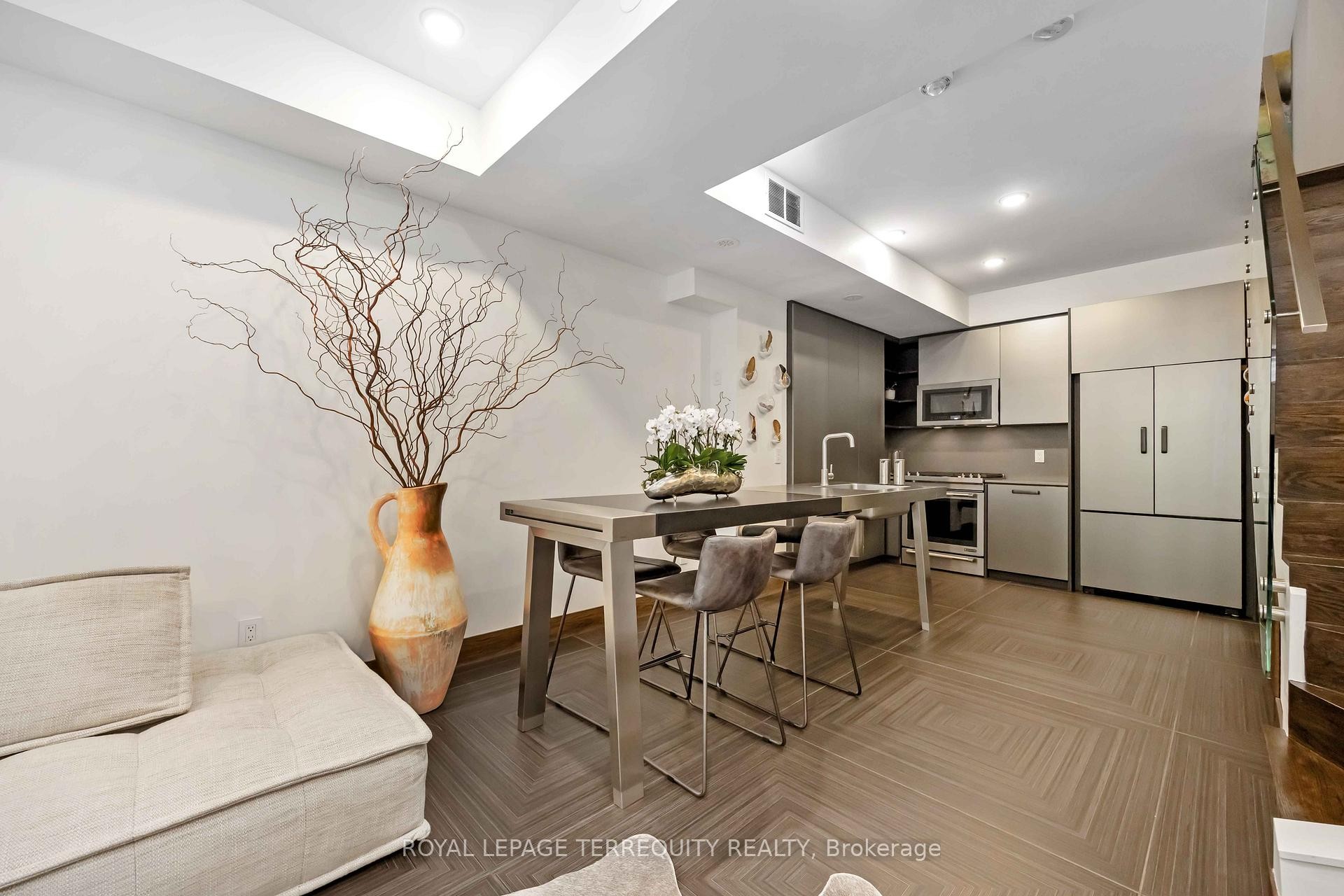 30-3 Elsie Lane, Toronto, ON - Indoor