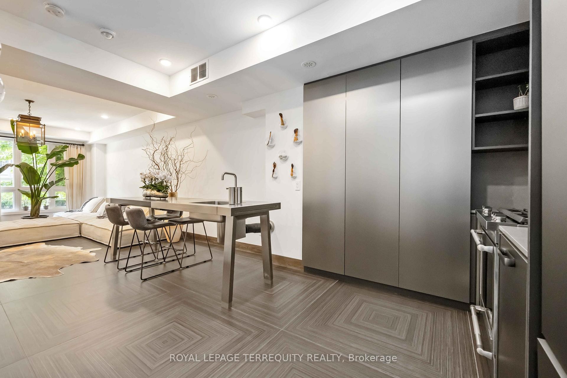 30-3 Elsie Lane, Toronto, ON - Indoor