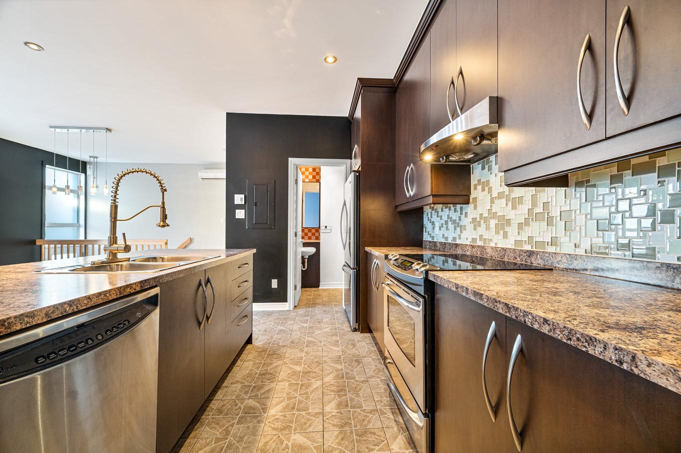 Kitchen - 3158 Rue Ste-Catherine E., Montréal (Mercier/Hochelaga-Maisonneuve), QC - Indoor Photo Showing Kitchen With Double Sink With Upgraded Kitchen