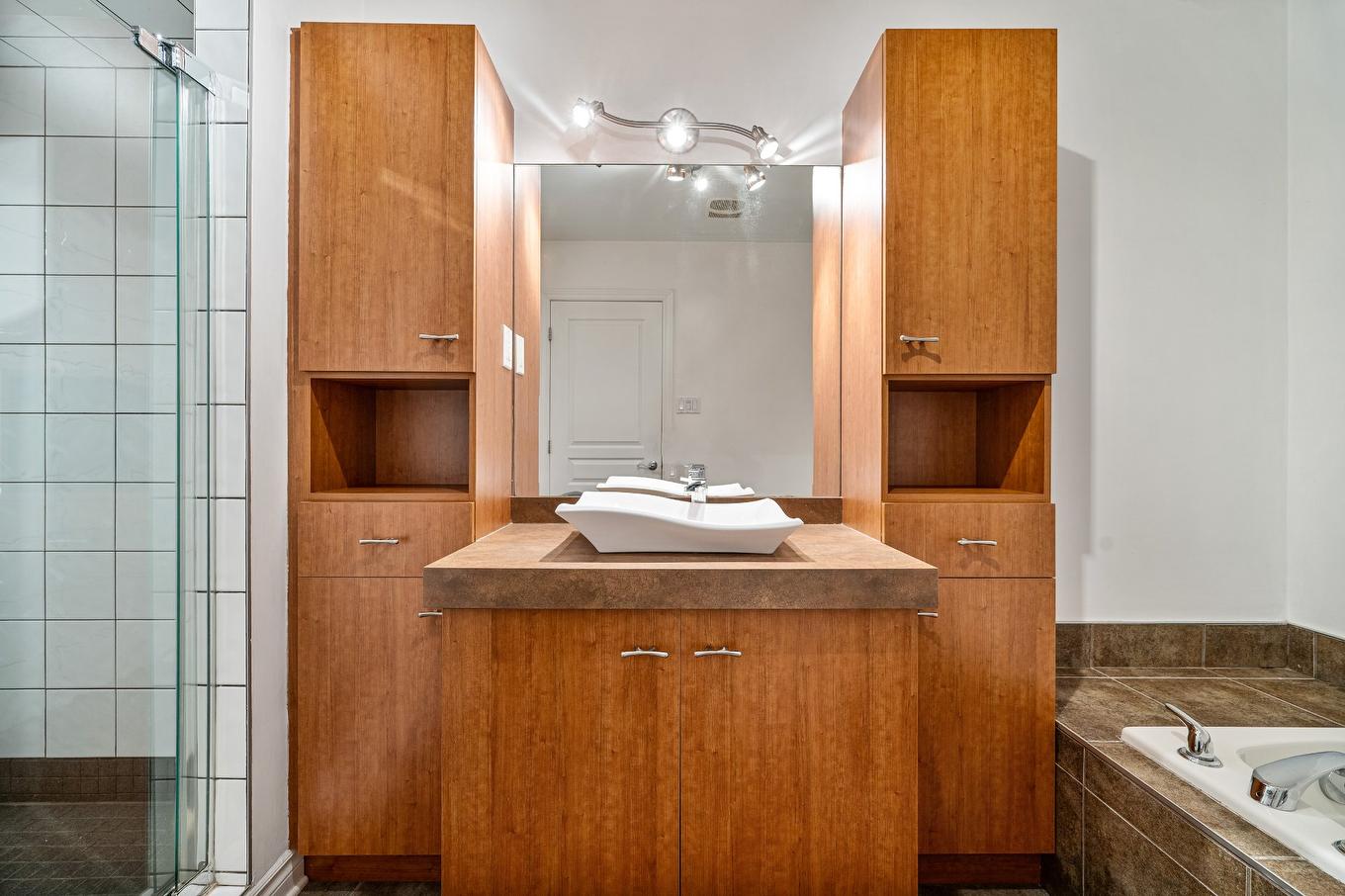 Bathroom - 3158 Rue Ste-Catherine E., Montréal (Mercier/Hochelaga-Maisonneuve), QC - Indoor Photo Showing Bathroom