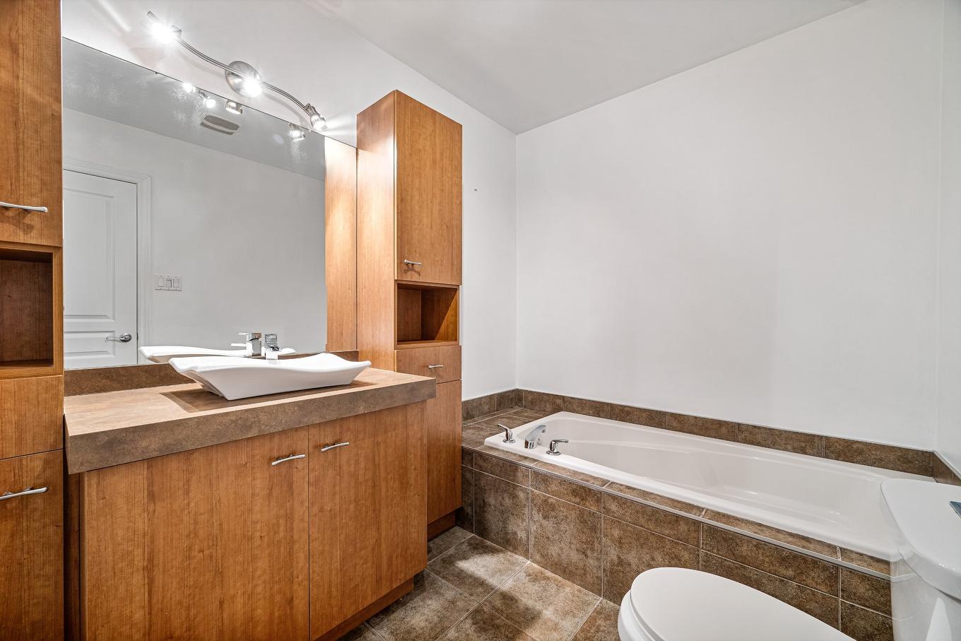 Bathroom - 3158 Rue Ste-Catherine E., Montréal (Mercier/Hochelaga-Maisonneuve), QC - Indoor Photo Showing Bathroom