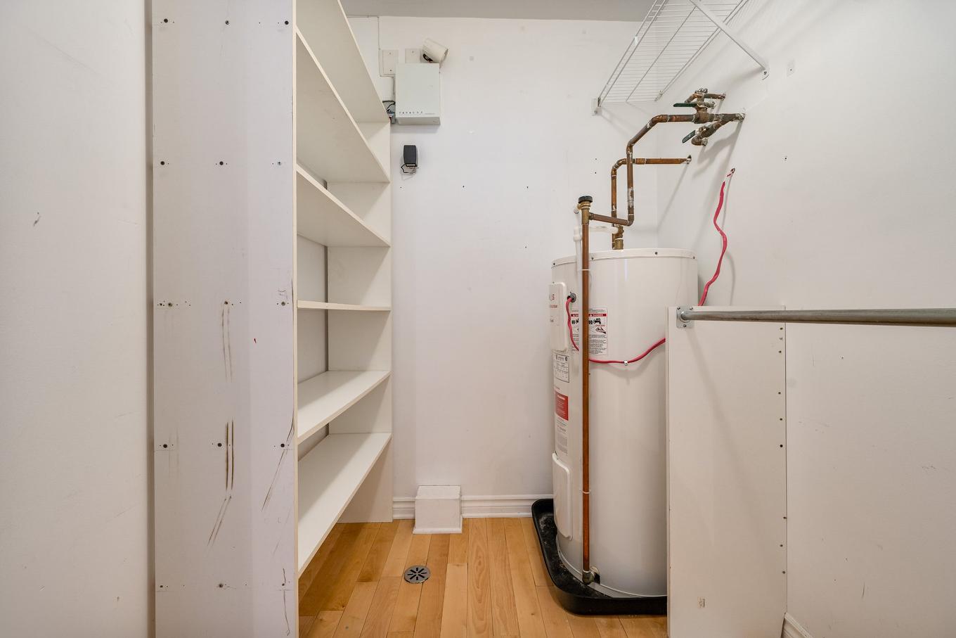 Storage - 3158 Rue Ste-Catherine E., Montréal (Mercier/Hochelaga-Maisonneuve), QC - Indoor