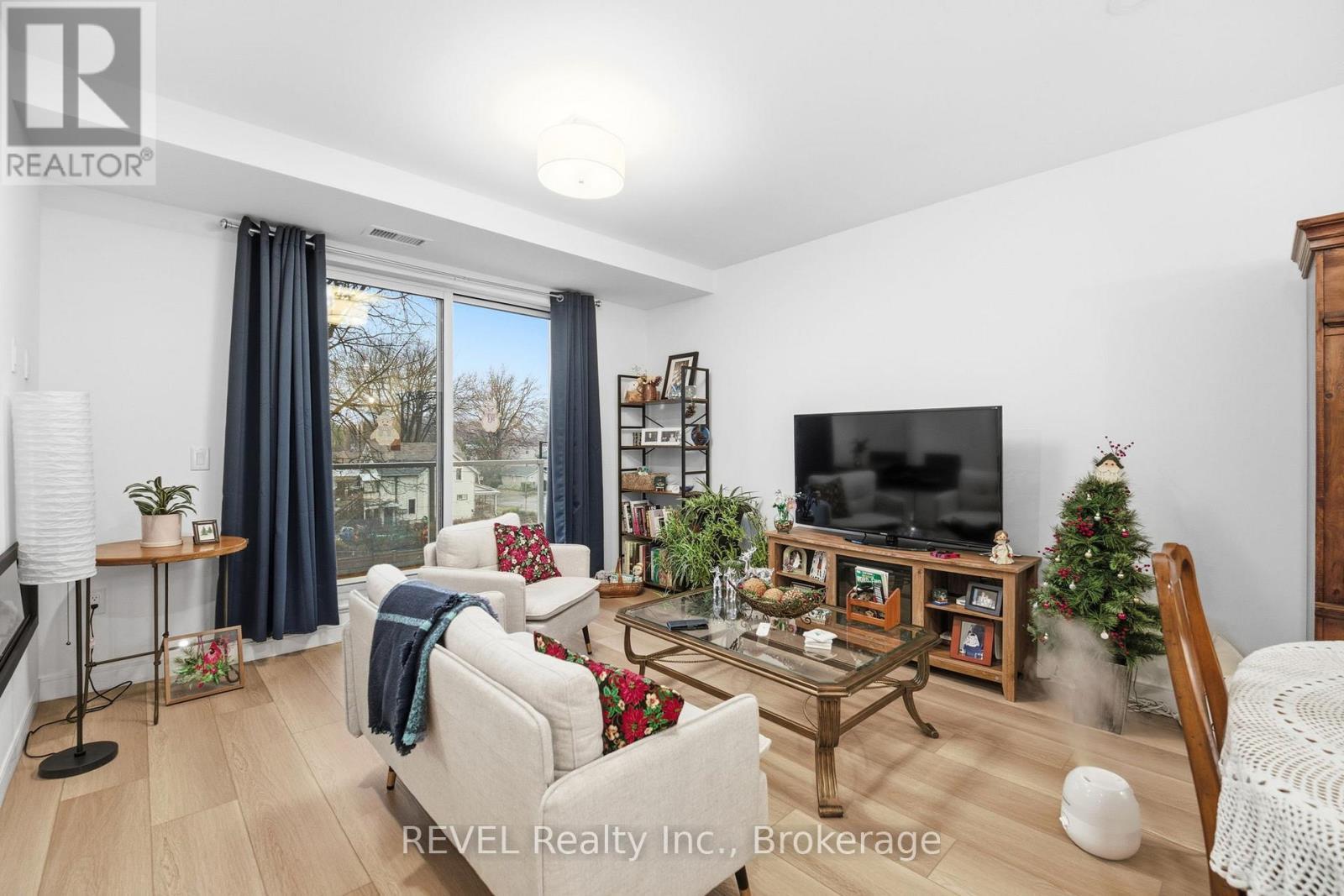203 - 118 West Street, Port Colborne (Sugarloaf), ON - Indoor Photo Showing Living Room