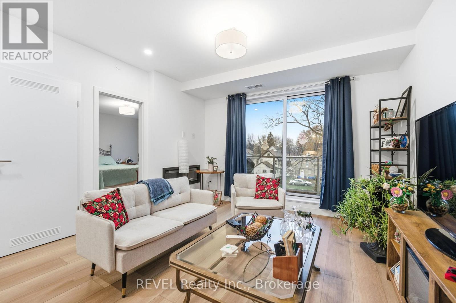 203 - 118 West Street, Port Colborne (Sugarloaf), ON - Indoor Photo Showing Living Room