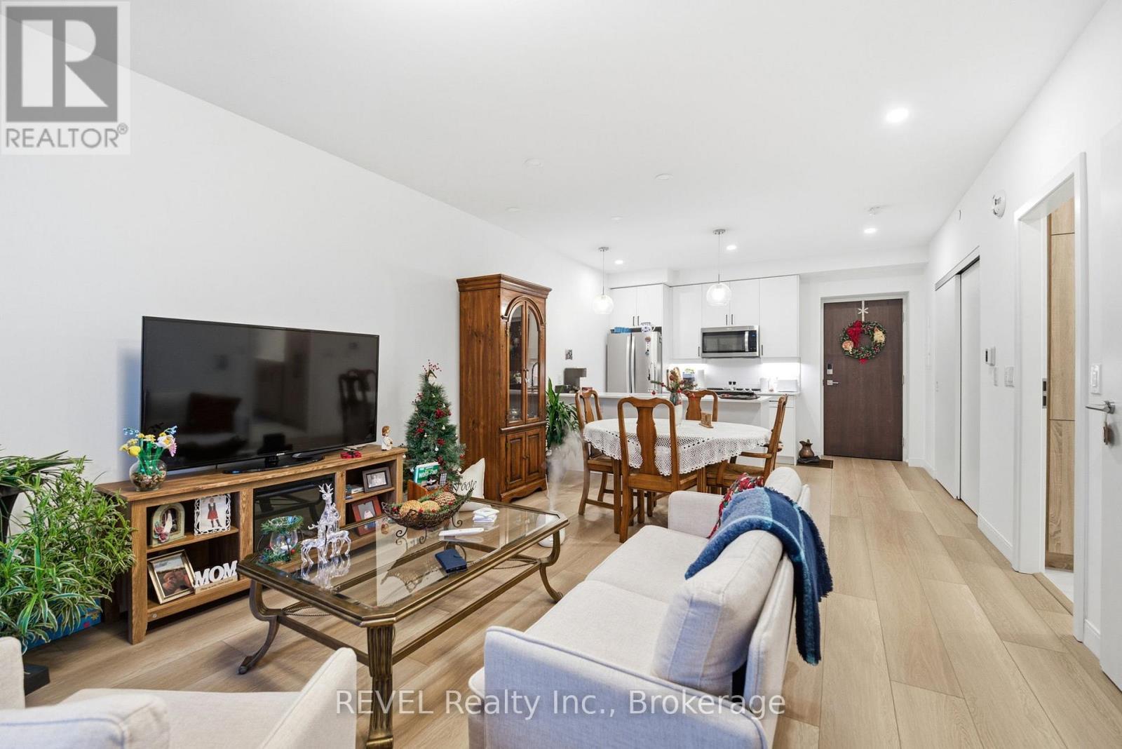 203 - 118 West Street, Port Colborne (Sugarloaf), ON - Indoor Photo Showing Living Room