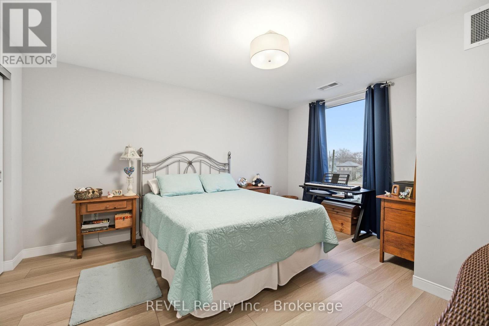 203 - 118 West Street, Port Colborne (Sugarloaf), ON - Indoor Photo Showing Bedroom
