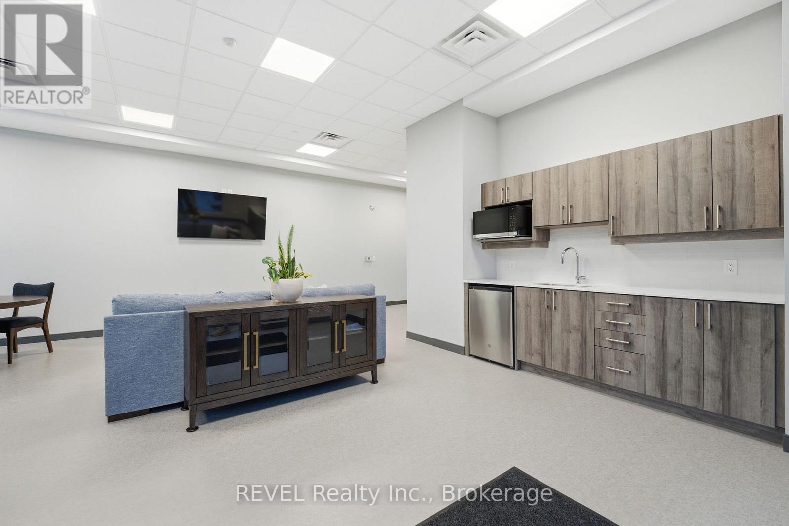 203 - 118 West Street, Port Colborne (Sugarloaf), ON - Indoor