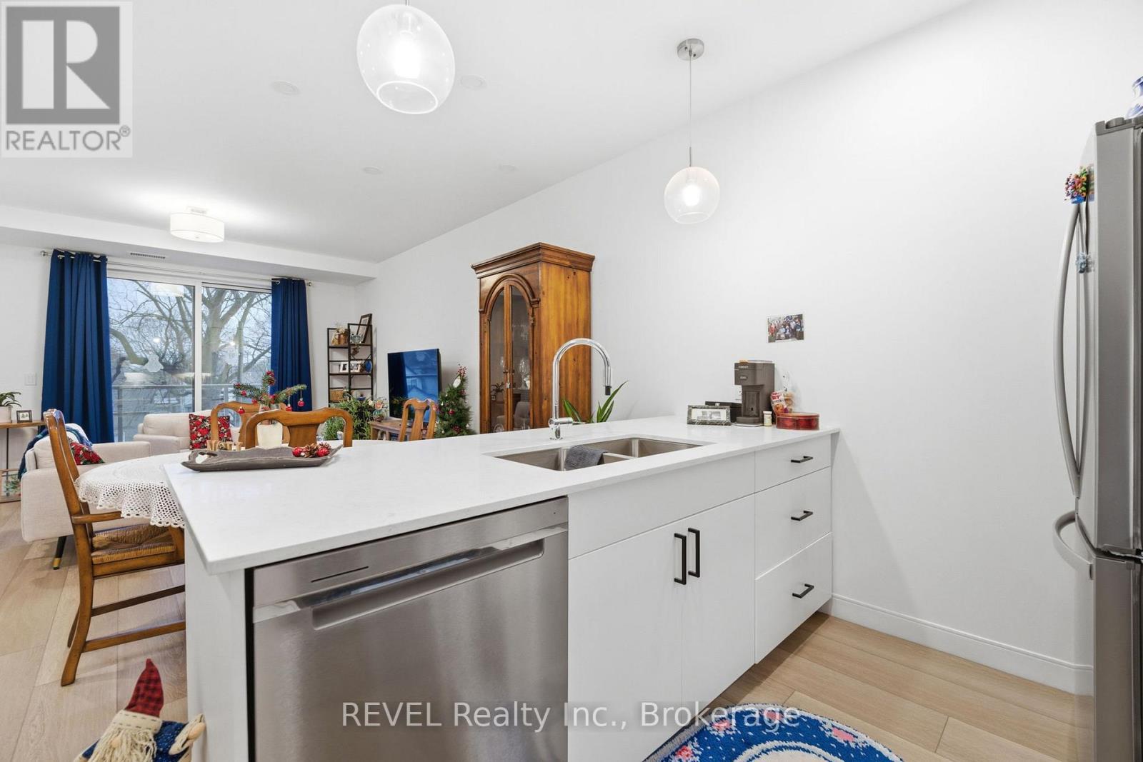 203 - 118 West Street, Port Colborne (Sugarloaf), ON - Indoor Photo Showing Kitchen With Double Sink
