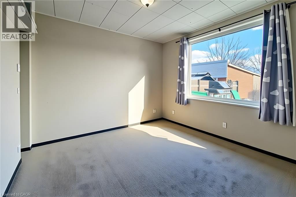 Empty room with baseboards - 558 Barnaby Street, Hamilton, ON - Indoor Photo Showing Other Room
