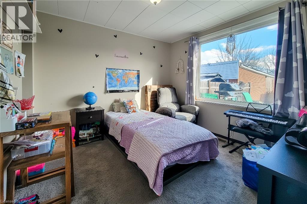 Bedroom featuring carpet flooring - 558 Barnaby Street, Hamilton, ON - Indoor Photo Showing Bedroom