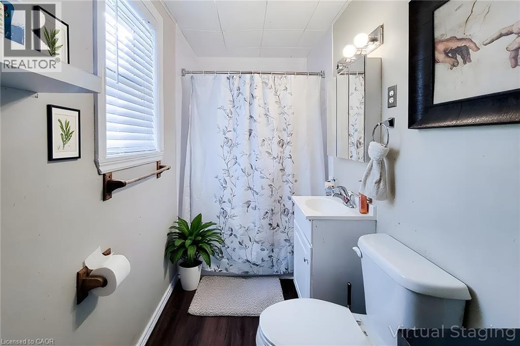 Virtual staging - 558 Barnaby Street, Hamilton, ON - Indoor Photo Showing Bathroom