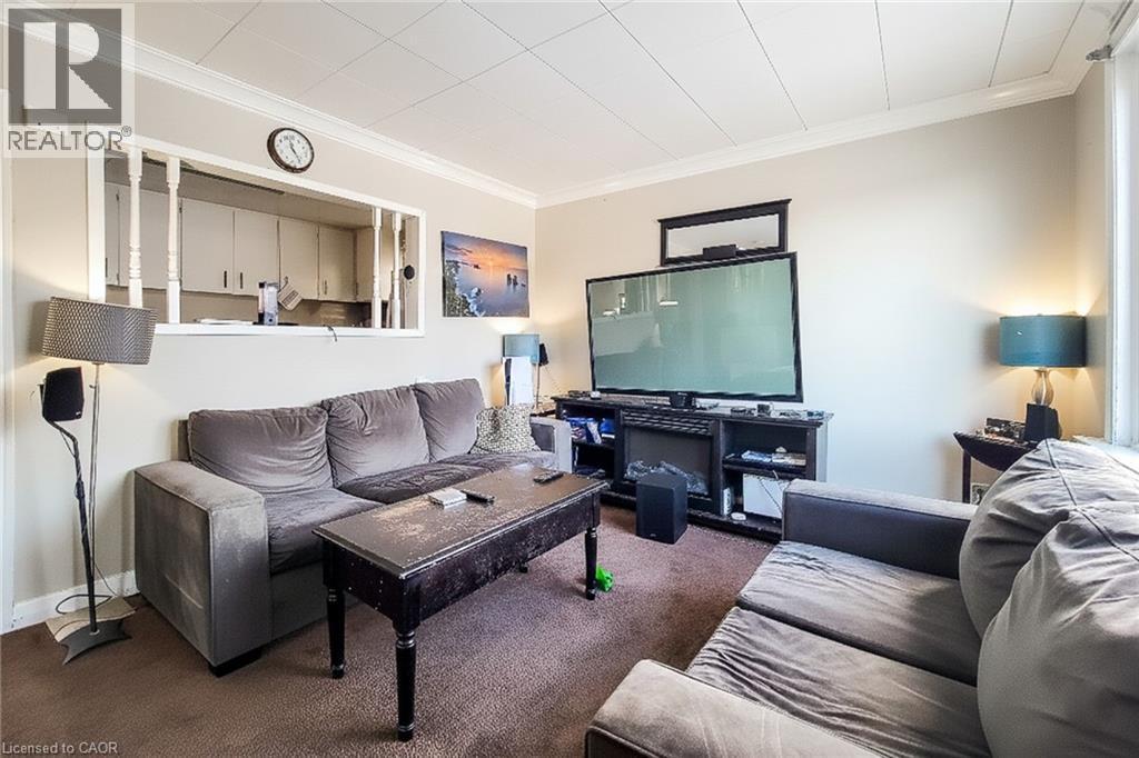 Living room featuring crown molding and carpet floors - 558 Barnaby Street, Hamilton, ON - Indoor Photo Showing Living Room