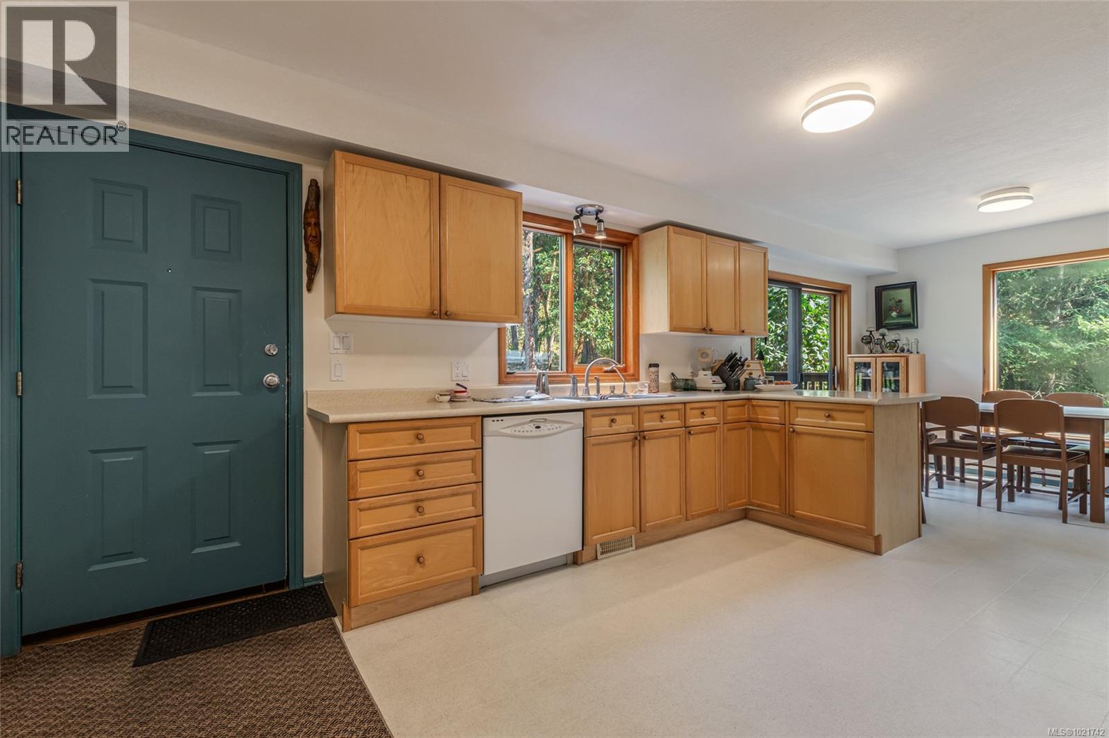 4961 Aho Rd, Ladysmith, BC - Indoor Photo Showing Kitchen With Double Sink