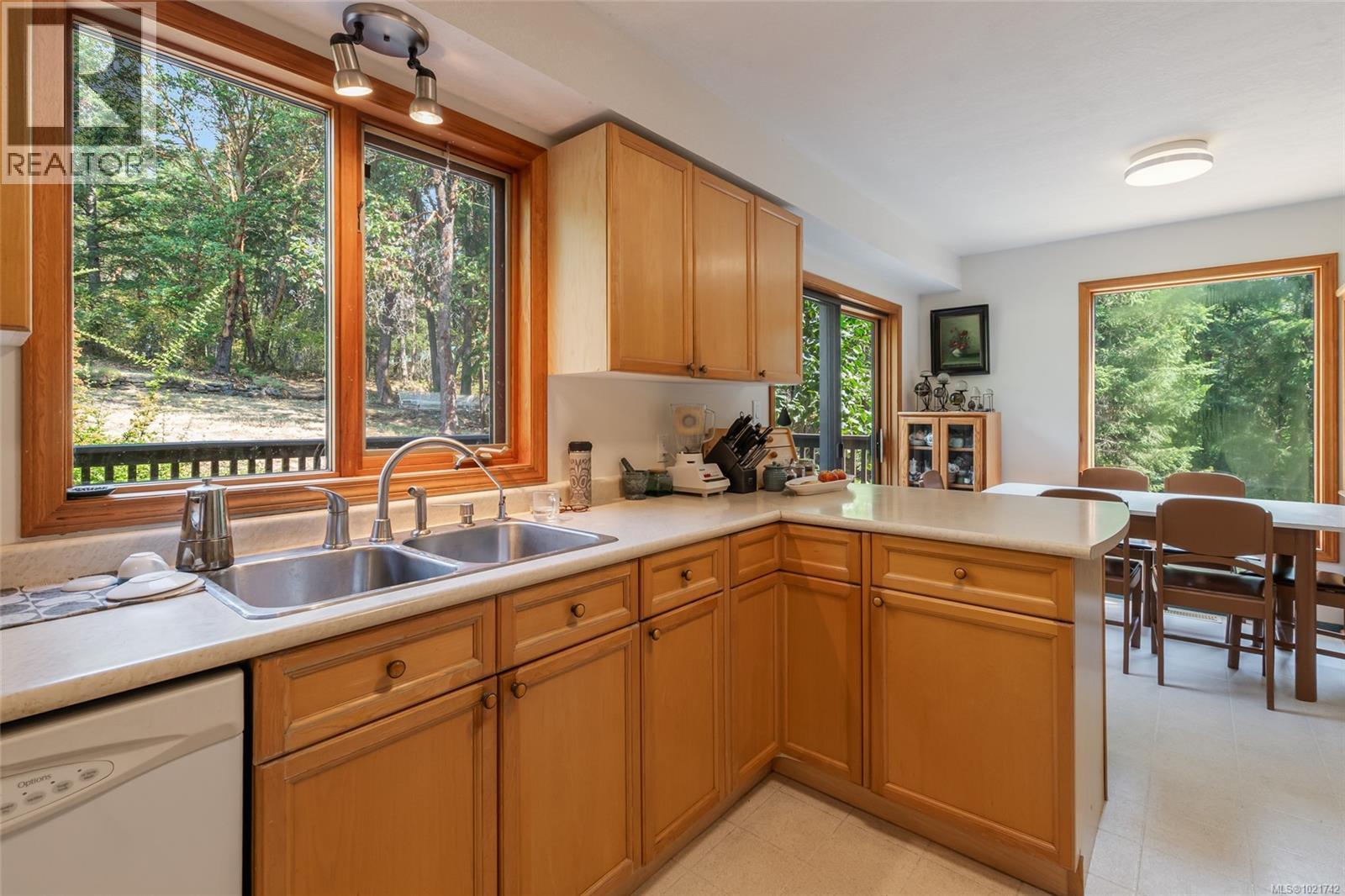 4961 Aho Rd, Ladysmith, BC - Indoor Photo Showing Kitchen With Double Sink
