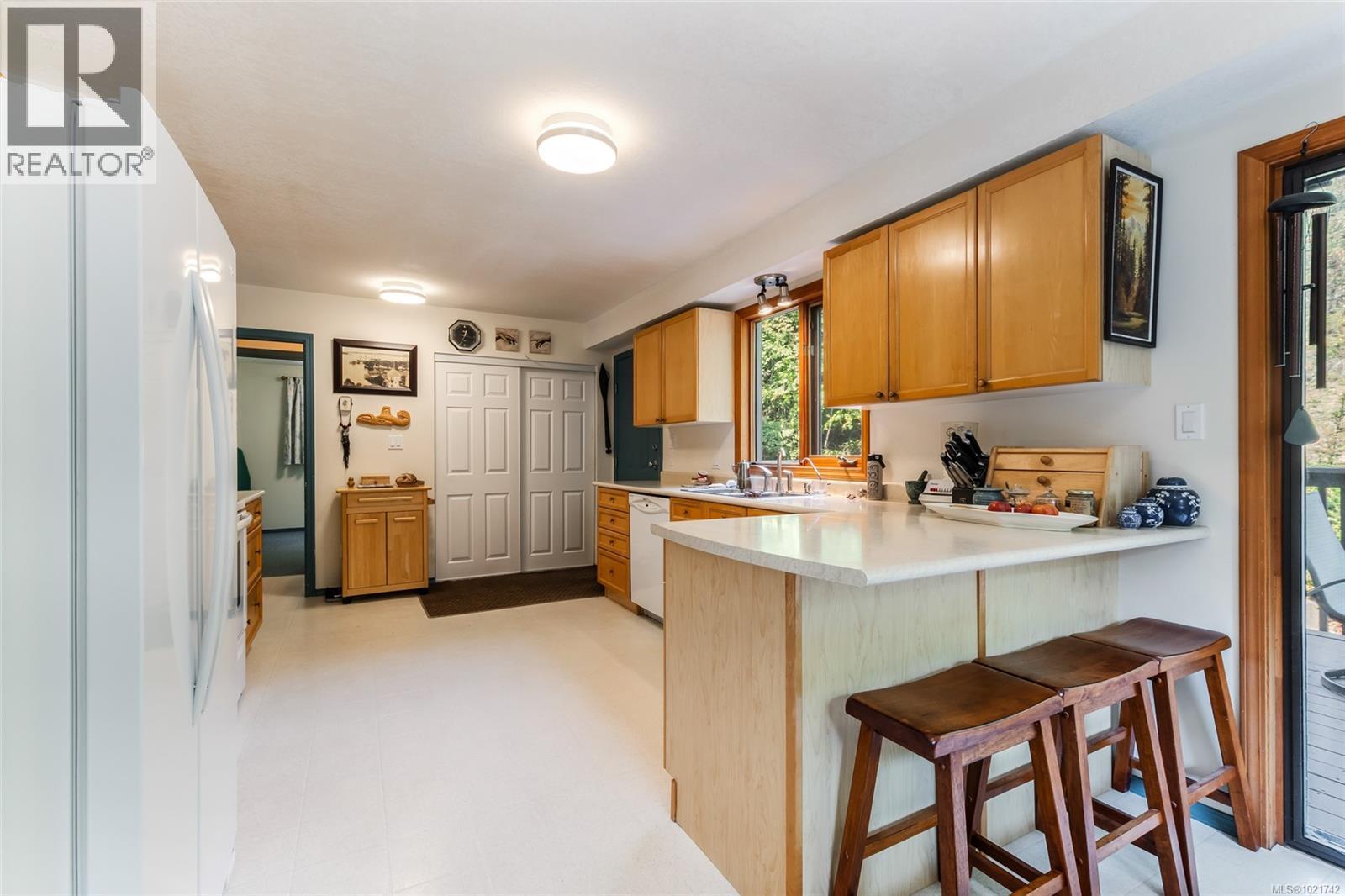 4961 Aho Rd, Ladysmith, BC - Indoor Photo Showing Kitchen With Double Sink