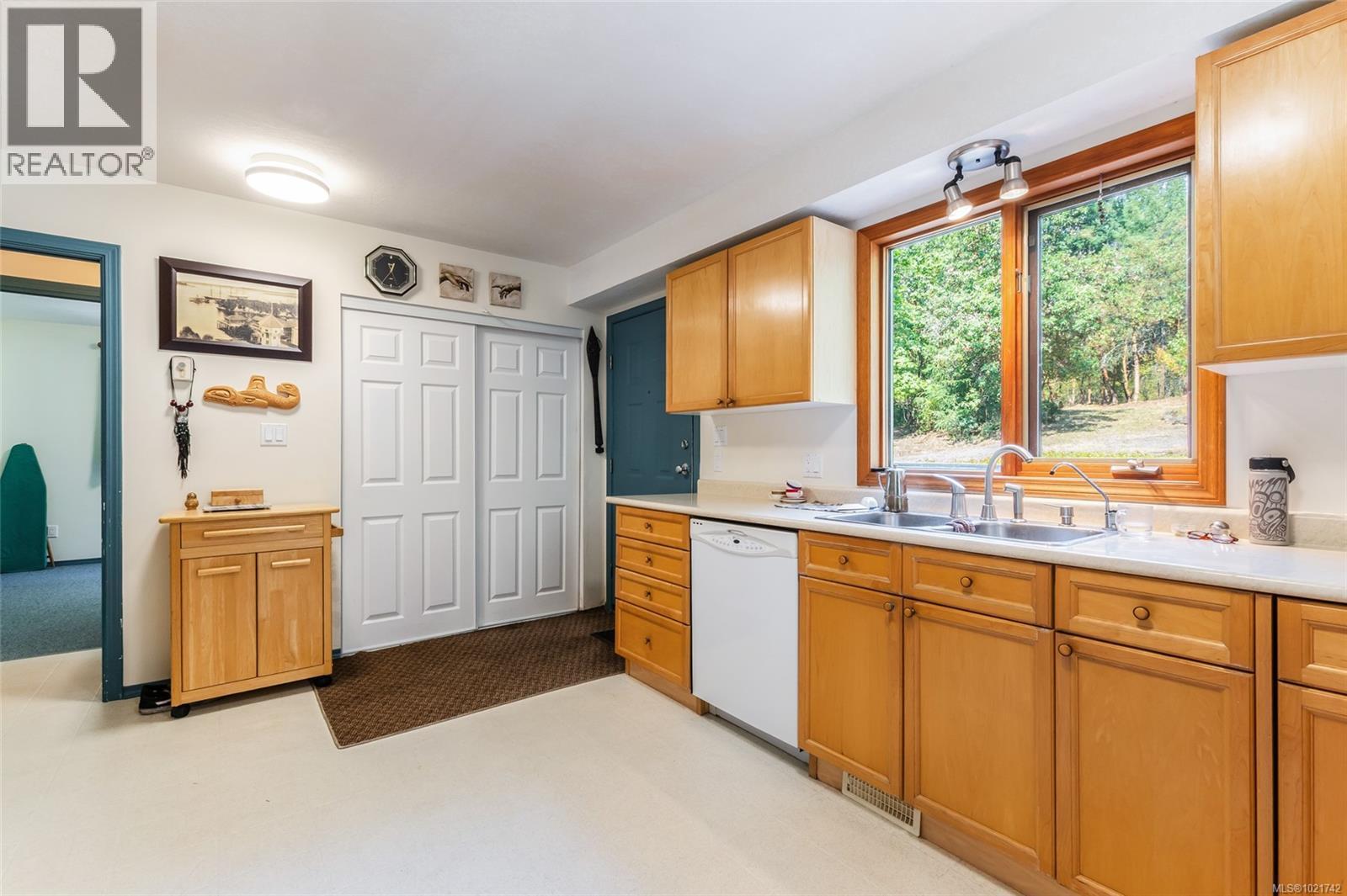 4961 Aho Rd, Ladysmith, BC - Indoor Photo Showing Kitchen With Double Sink