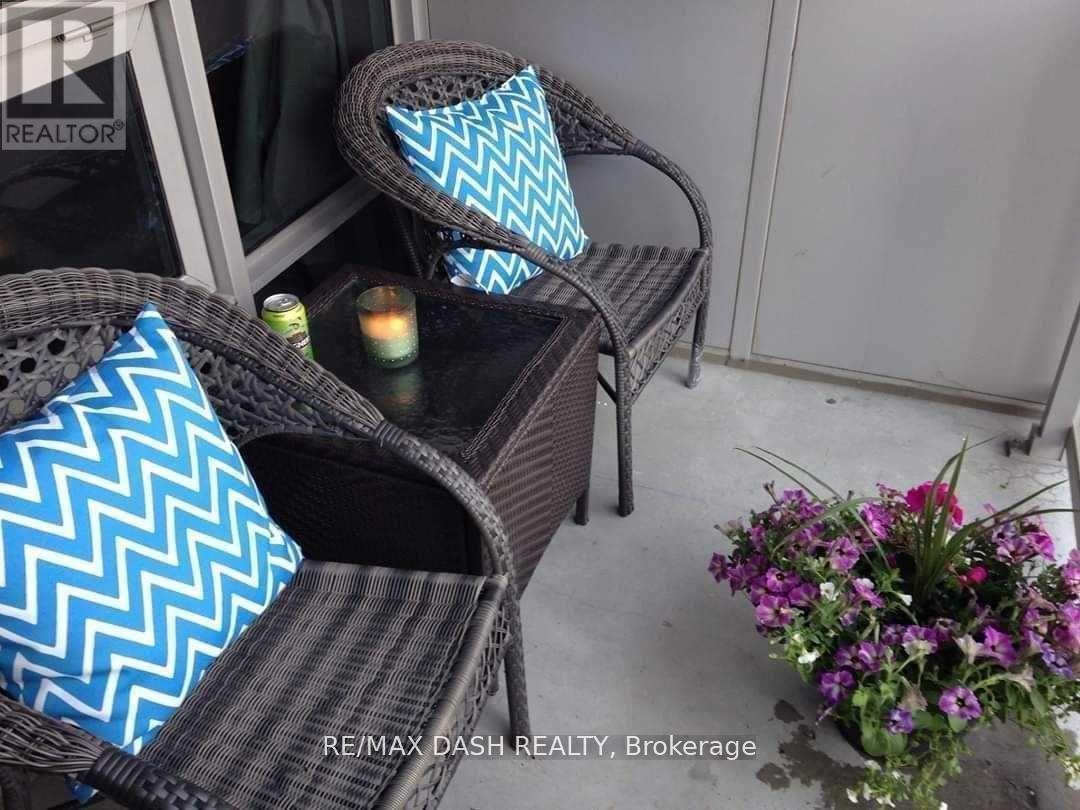 2210 - 761 Bay Street, Toronto, ON - Outdoor