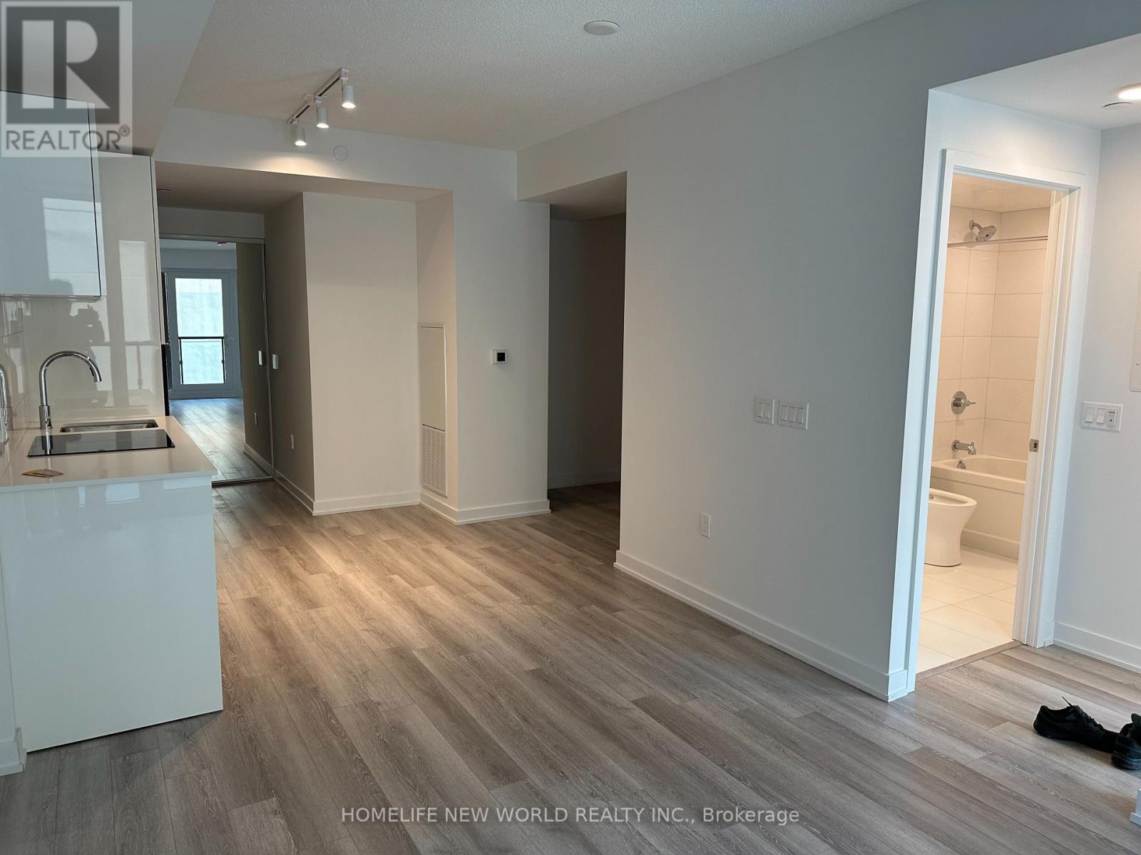 901 - 238 Simcoe Street, Toronto, ON - Indoor Photo Showing Kitchen