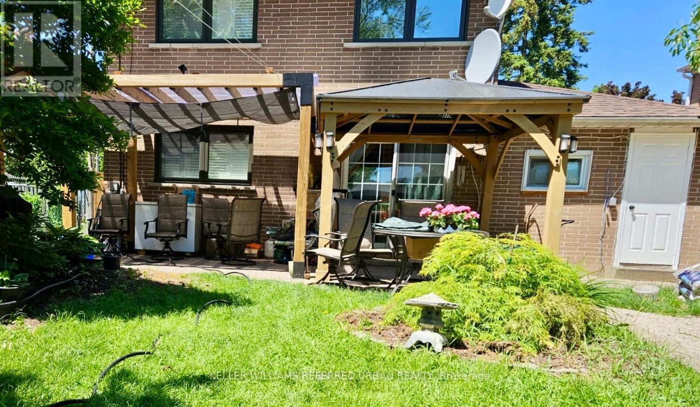 15 Glenda Road, Toronto, ON - Outdoor