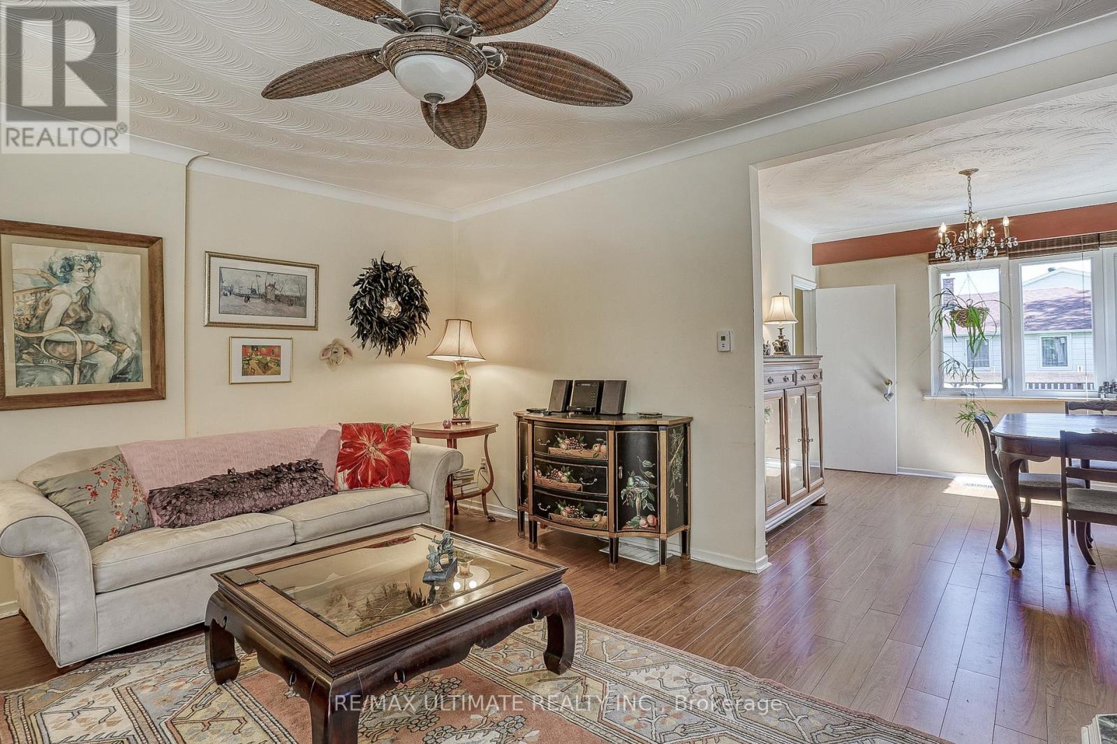 23 Westcroft Drive, Toronto, ON - Indoor Photo Showing Living Room