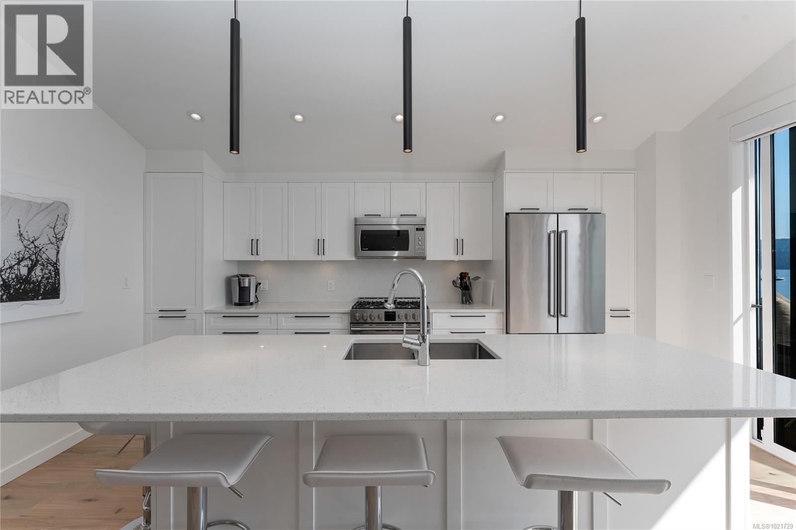 Kitchen island - 4 1723 Sandy Beach Rd, Mill Bay, BC - Indoor Photo Showing Kitchen With Upgraded Kitchen