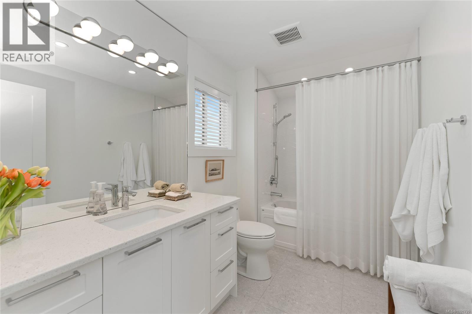 3-pc bathroom on upper floor - 4 1723 Sandy Beach Rd, Mill Bay, BC - Indoor Photo Showing Bathroom