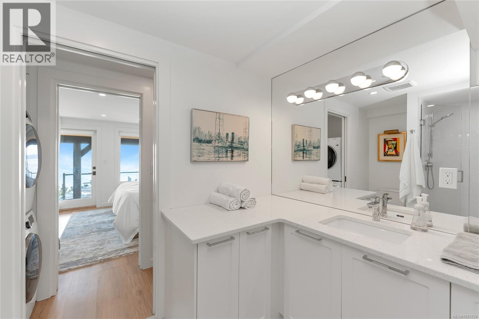 Downstairs full bath - 4 1723 Sandy Beach Rd, Mill Bay, BC - Indoor Photo Showing Bathroom