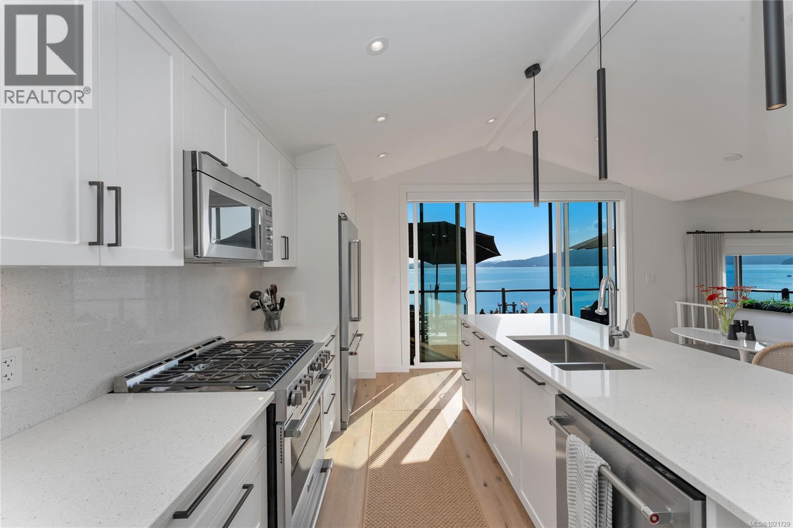 Gourmet kitchen - 4 1723 Sandy Beach Rd, Mill Bay, BC - Indoor Photo Showing Kitchen With Double Sink With Upgraded Kitchen