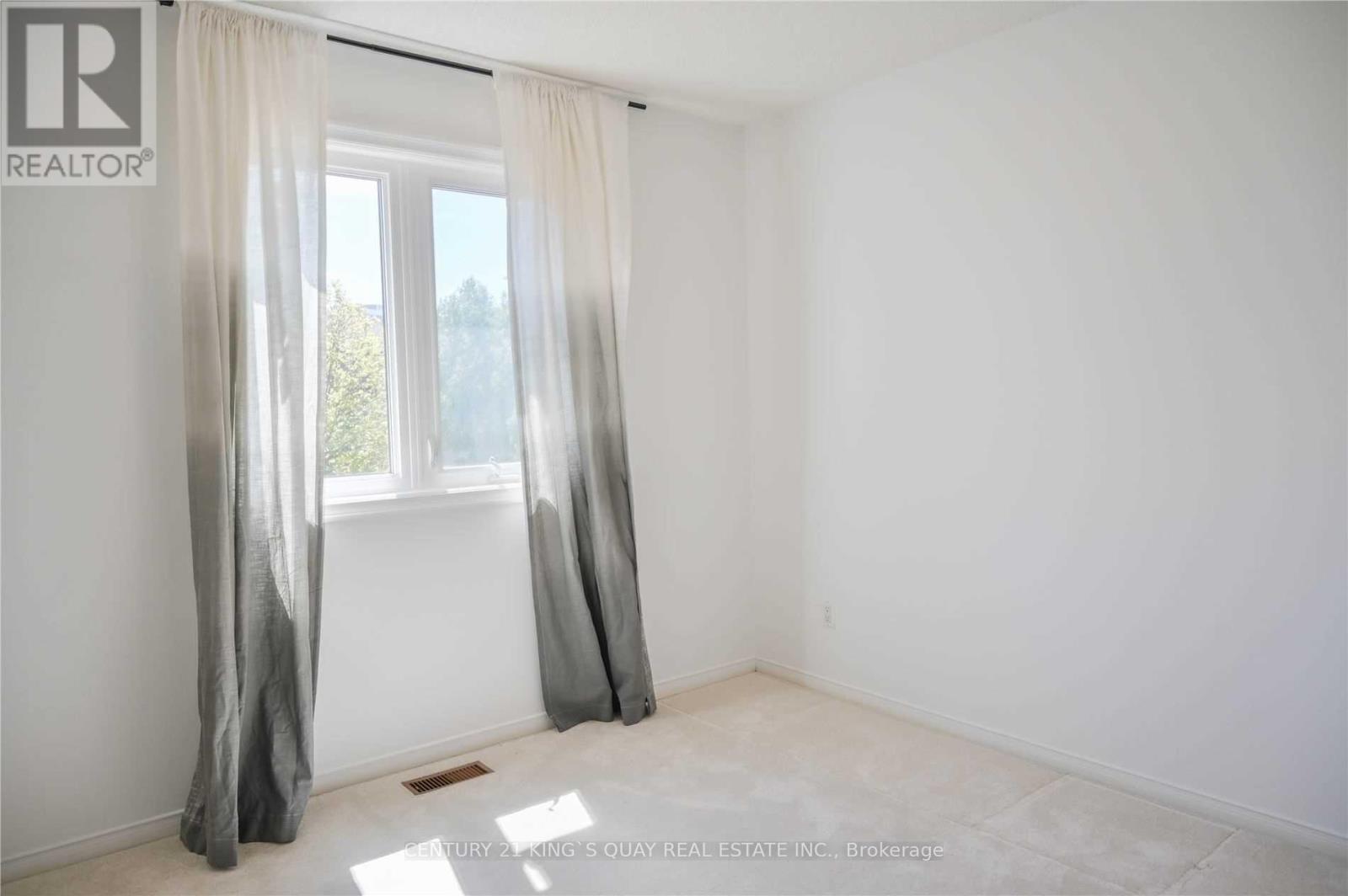 8 Samantha Circle, Richmond Hill, ON - Indoor Photo Showing Other Room